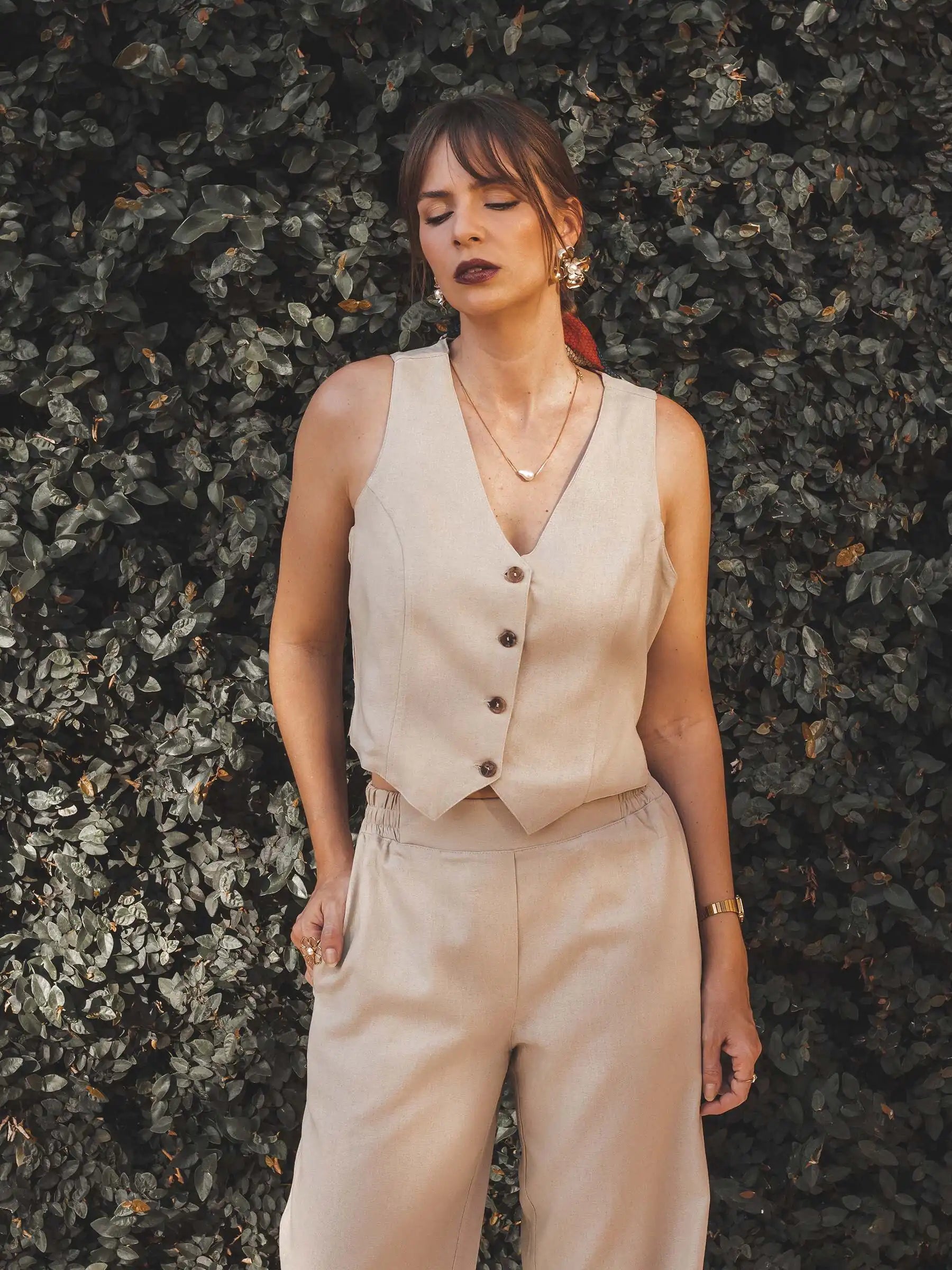 Colete Alfaiataria Calêndula de Linho e Viscose FSC™ Bege Claro. Compre online moda sustentável e atemporal na Minimadeia, marca slow fashion de roupas femininas. Foto produto JUL25 07