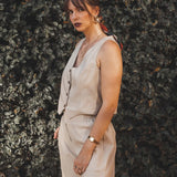 Colete Alfaiataria Calêndula de Linho e Viscose FSC™ Bege Claro. Compre online moda sustentável e atemporal na Minimadeia, marca slow fashion de roupas femininas. Foto produto JUL25 08
