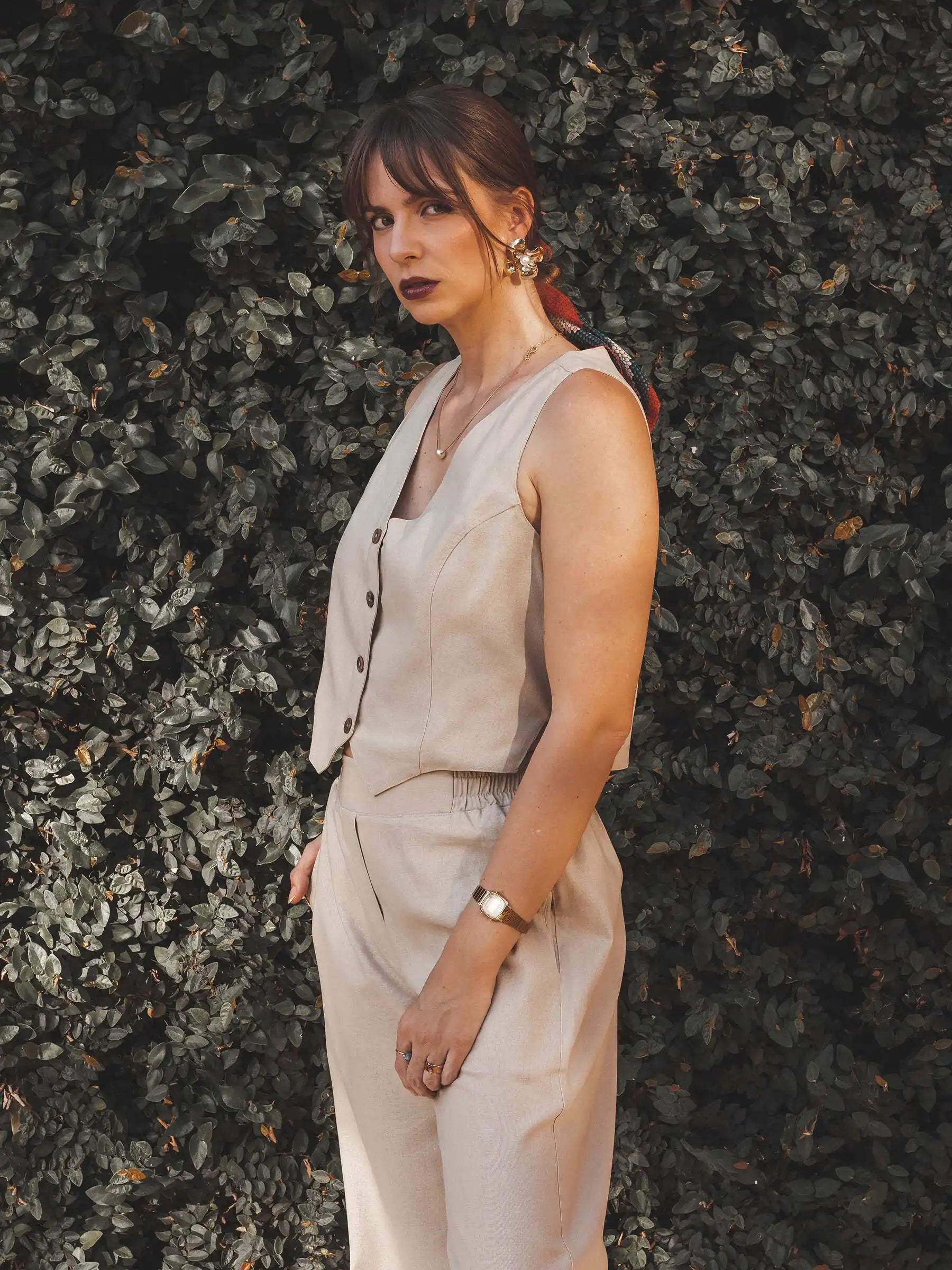 Colete Alfaiataria Calêndula de Linho e Viscose FSC™ Bege Claro. Compre online moda sustentável e atemporal na Minimadeia, marca slow fashion de roupas femininas. Foto produto JUL25 08