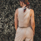 Colete Alfaiataria Calêndula de Linho e Viscose FSC™ Bege Claro. Compre online moda sustentável e atemporal na Minimadeia, marca slow fashion de roupas femininas. Foto produto JUL25 10