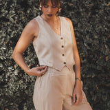 Colete Alfaiataria Calêndula de Linho e Viscose FSC™ Bege Claro. Compre online moda sustentável e atemporal na Minimadeia, marca slow fashion de roupas femininas. Foto produto JUL25 13