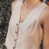 Colete Alfaiataria Calêndula de Linho e Viscose FSC™ Bege Claro. Compre online moda sustentável e atemporal na Minimadeia, marca slow fashion de roupas femininas. Foto produto JUL25 18