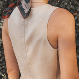 Colete Alfaiataria Calêndula de Linho e Viscose FSC™ Bege Claro. Compre online moda sustentável e atemporal na Minimadeia, marca slow fashion de roupas femininas. Foto produto JUL25 20