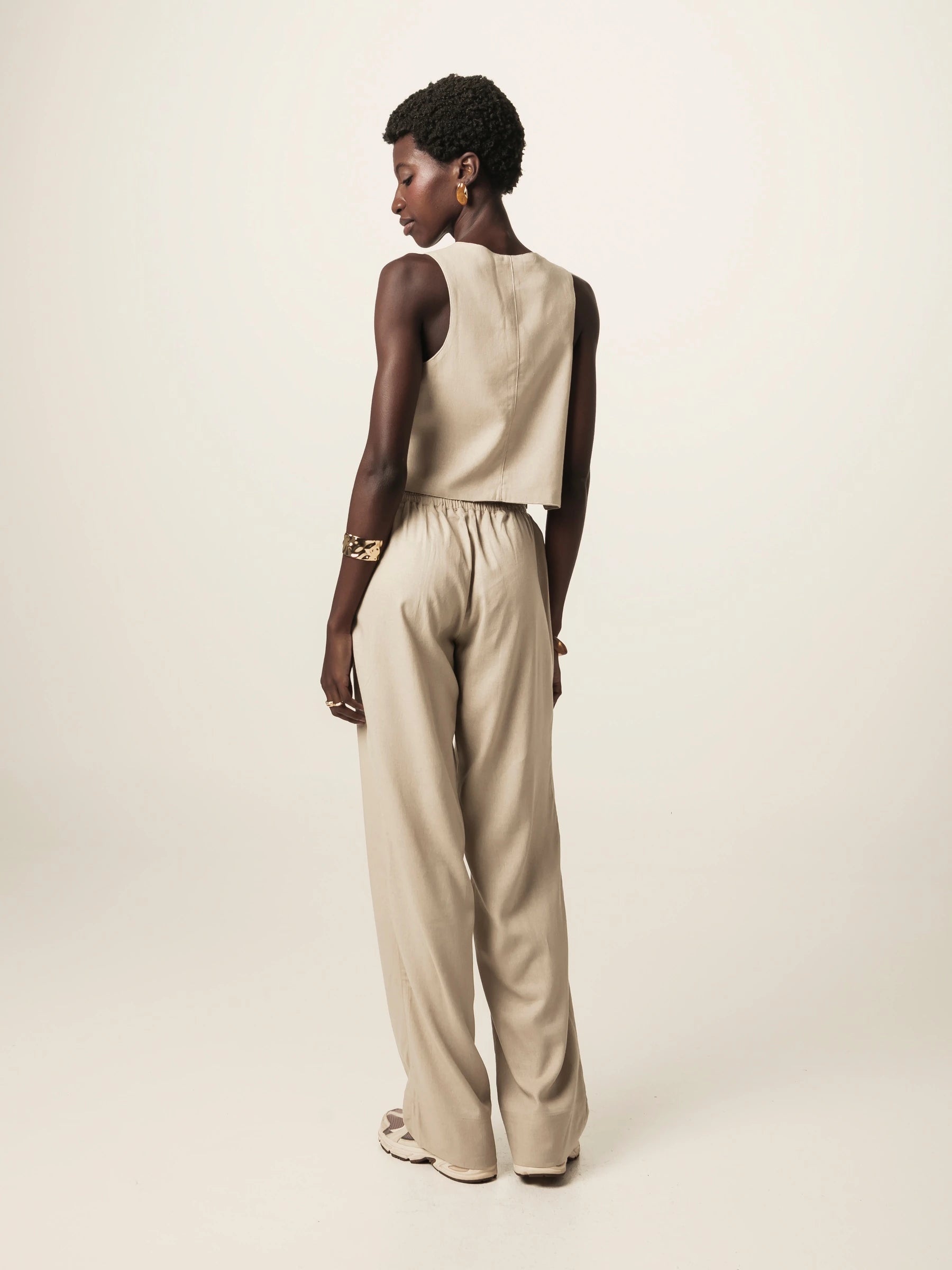 Colete Alfaiataria Calêndula de Linho e Viscose FSC™ Bege Claro. Compre online moda sustentável e atemporal na Minimadeia, marca slow fashion de roupas femininas. Foto produto JUN26 01