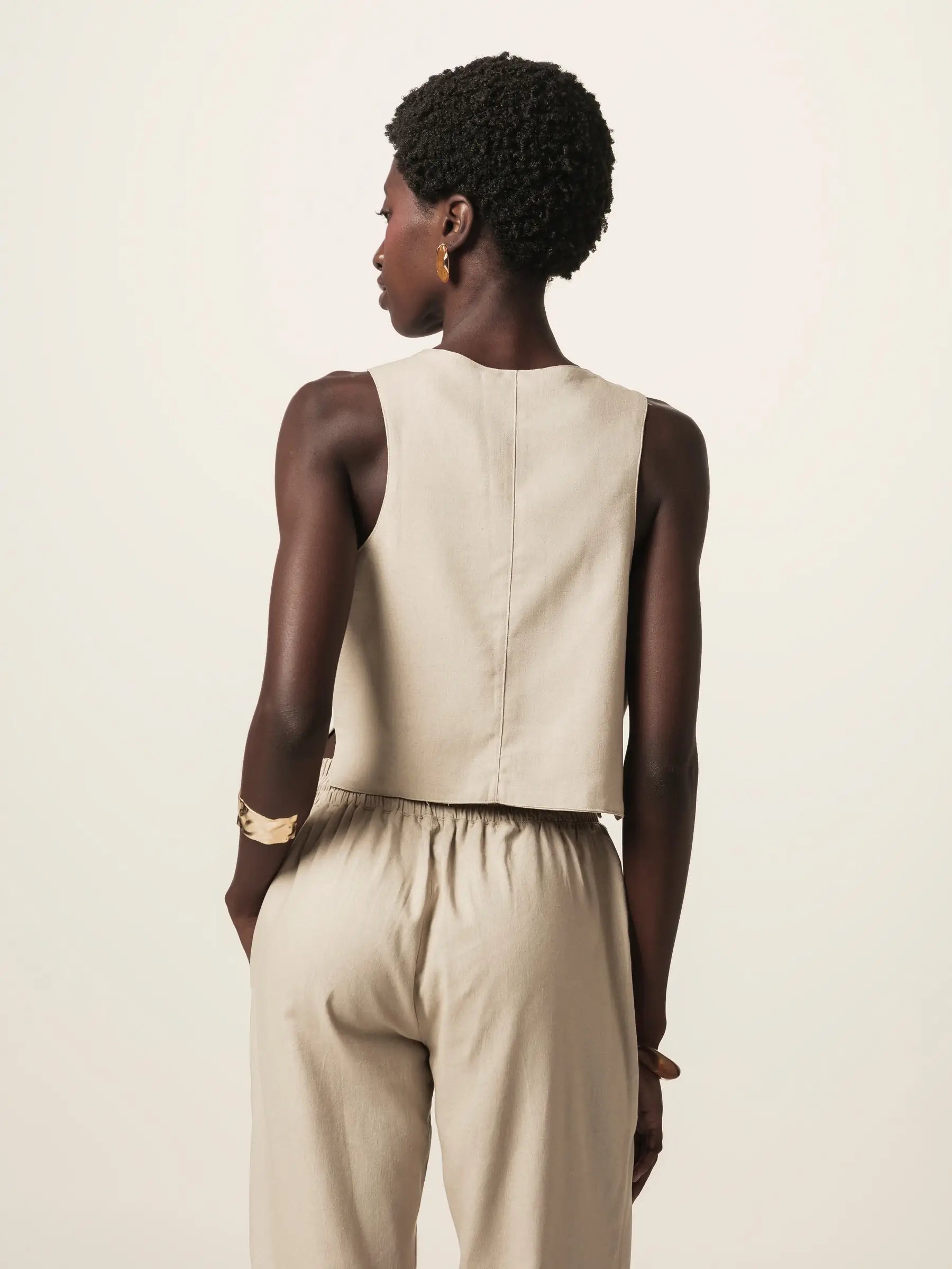 Colete Alfaiataria Calêndula de Linho e Viscose FSC™ Bege Claro. Compre online moda sustentável e atemporal na Minimadeia, marca slow fashion de roupas femininas. Foto produto JUN26 02