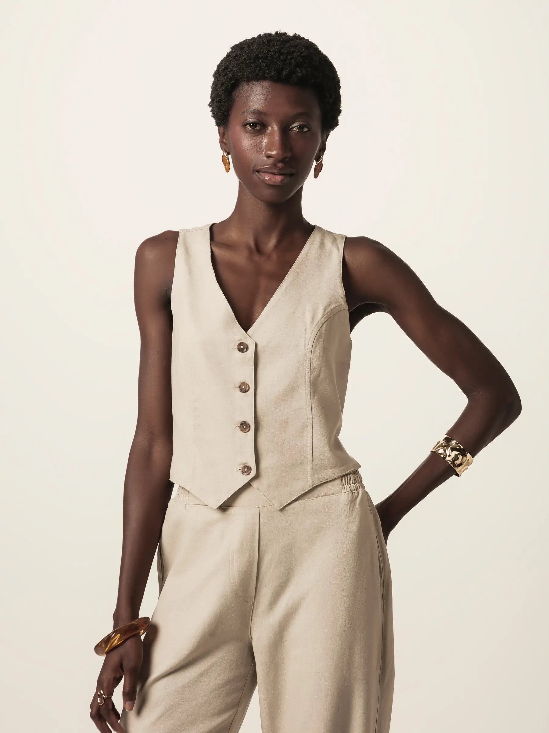 Colete Alfaiataria Calêndula de Linho e Viscose FSC™ Bege Claro. Compre online moda sustentável e atemporal na Minimadeia, marca slow fashion de roupas femininas. Foto produto JUN26 04