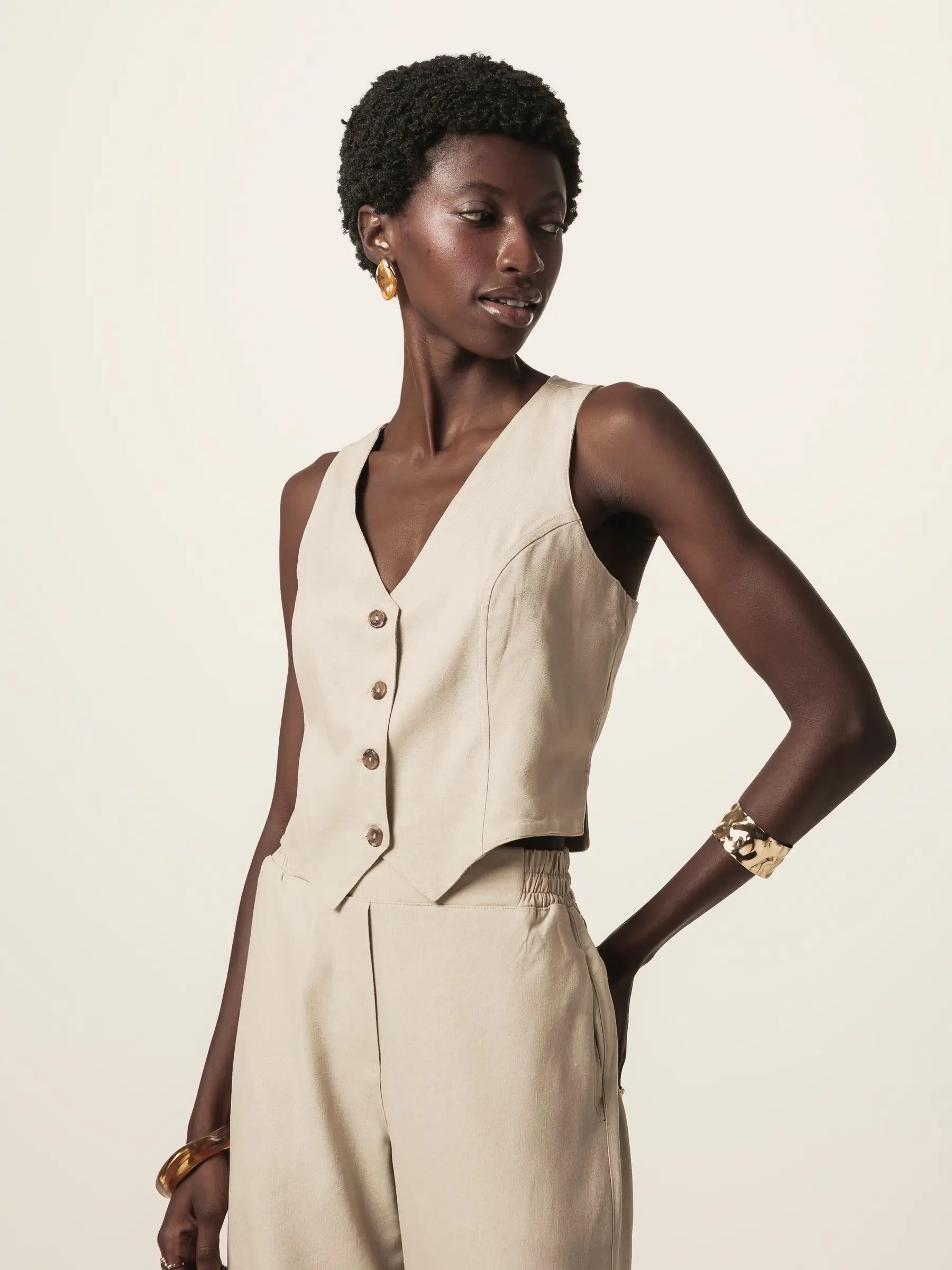Colete Alfaiataria Calêndula de Linho e Viscose FSC™ Bege Claro. Compre online moda sustentável e atemporal na Minimadeia, marca slow fashion de roupas femininas. Foto produto JUN26 05