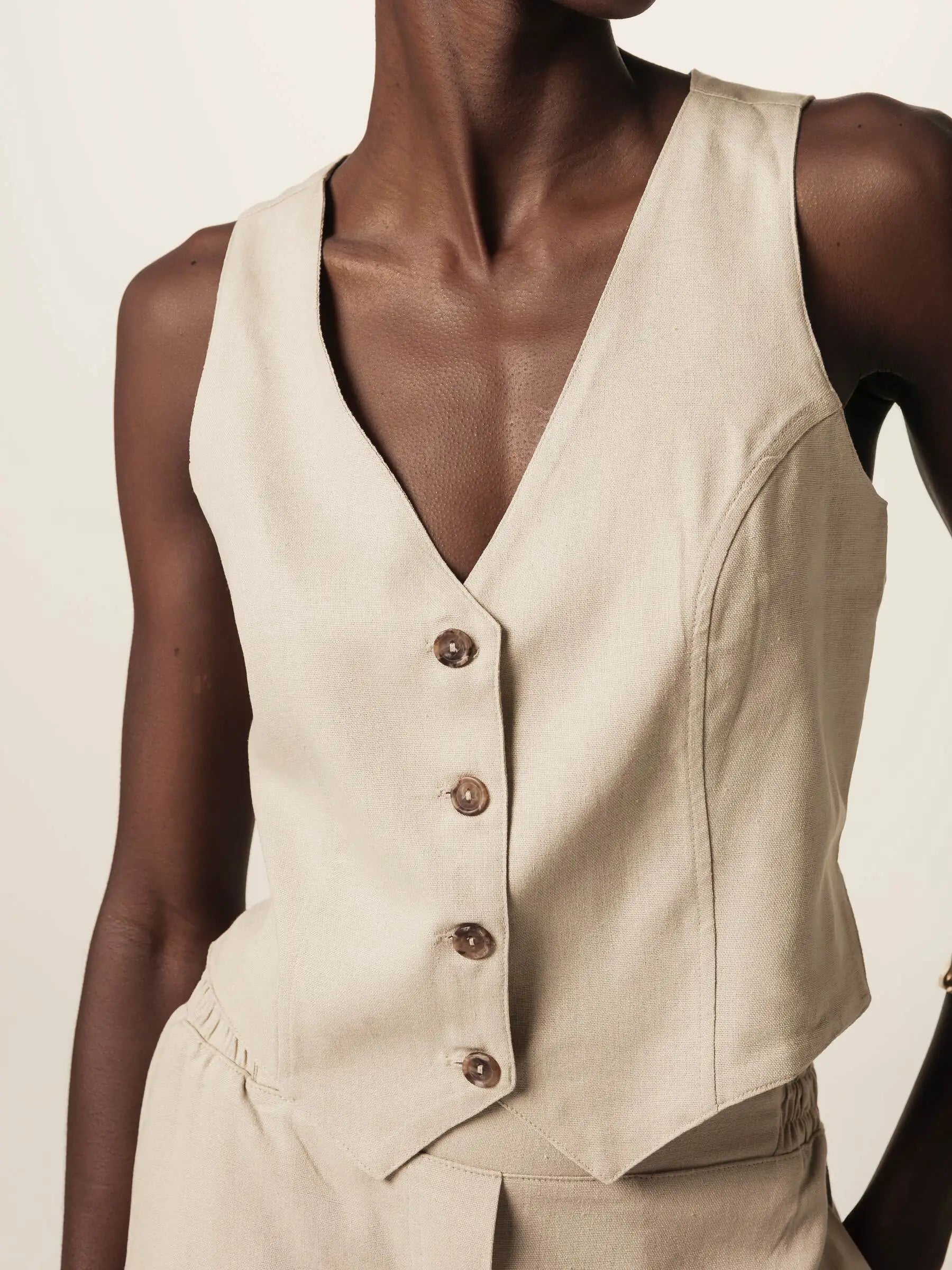 Colete Alfaiataria Calêndula de Linho e Viscose FSC™ Bege Claro. Compre online moda sustentável e atemporal na Minimadeia, marca slow fashion de roupas femininas. Foto produto JUN26 06