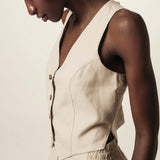 Colete Alfaiataria Calêndula de Linho e Viscose FSC™ Bege Claro. Compre online moda sustentável e atemporal na Minimadeia, marca slow fashion de roupas femininas. Foto produto JUN26 07