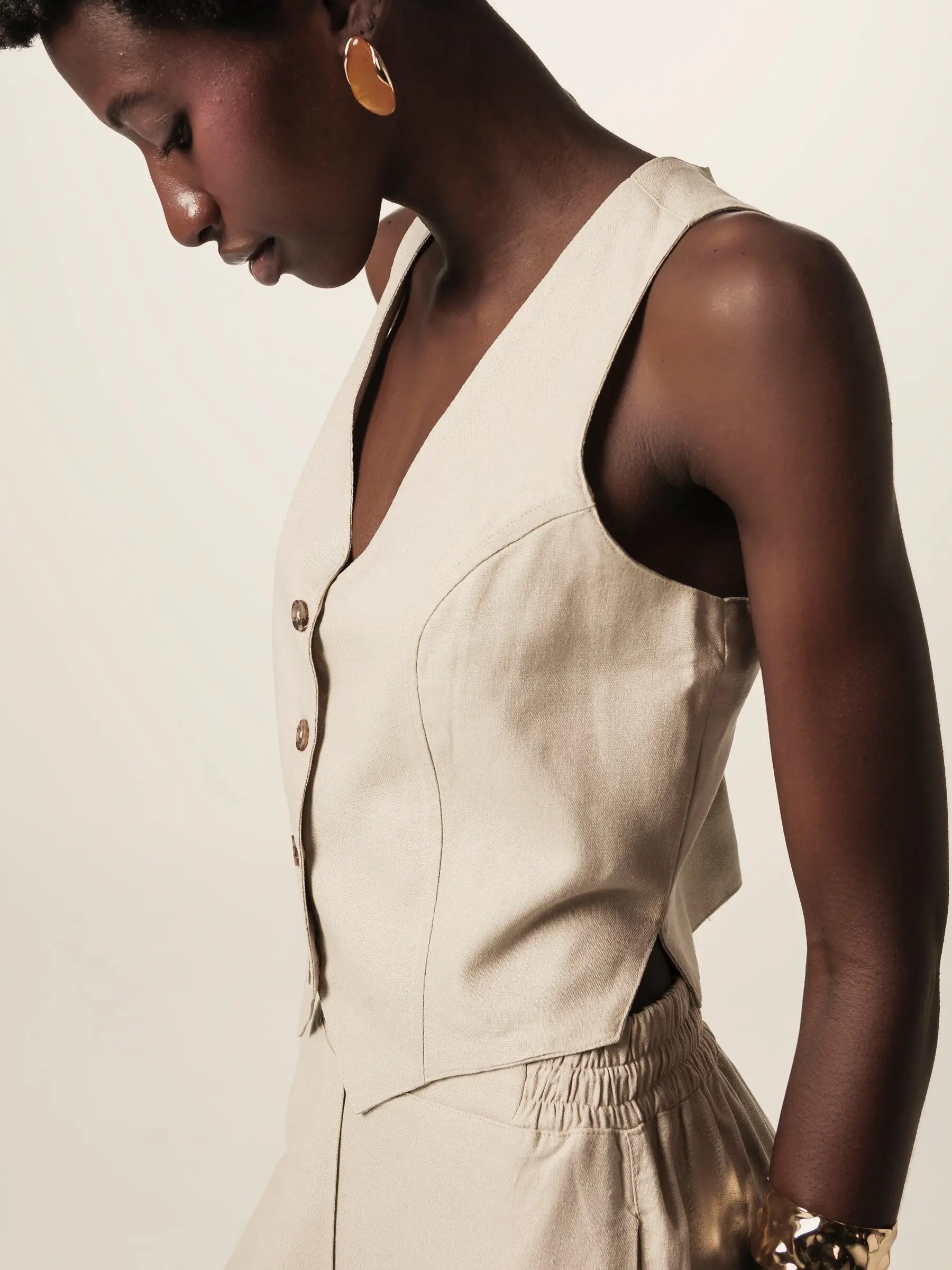 Colete Alfaiataria Calêndula de Linho e Viscose FSC™ Bege Claro. Compre online moda sustentável e atemporal na Minimadeia, marca slow fashion de roupas femininas. Foto produto JUN26 07