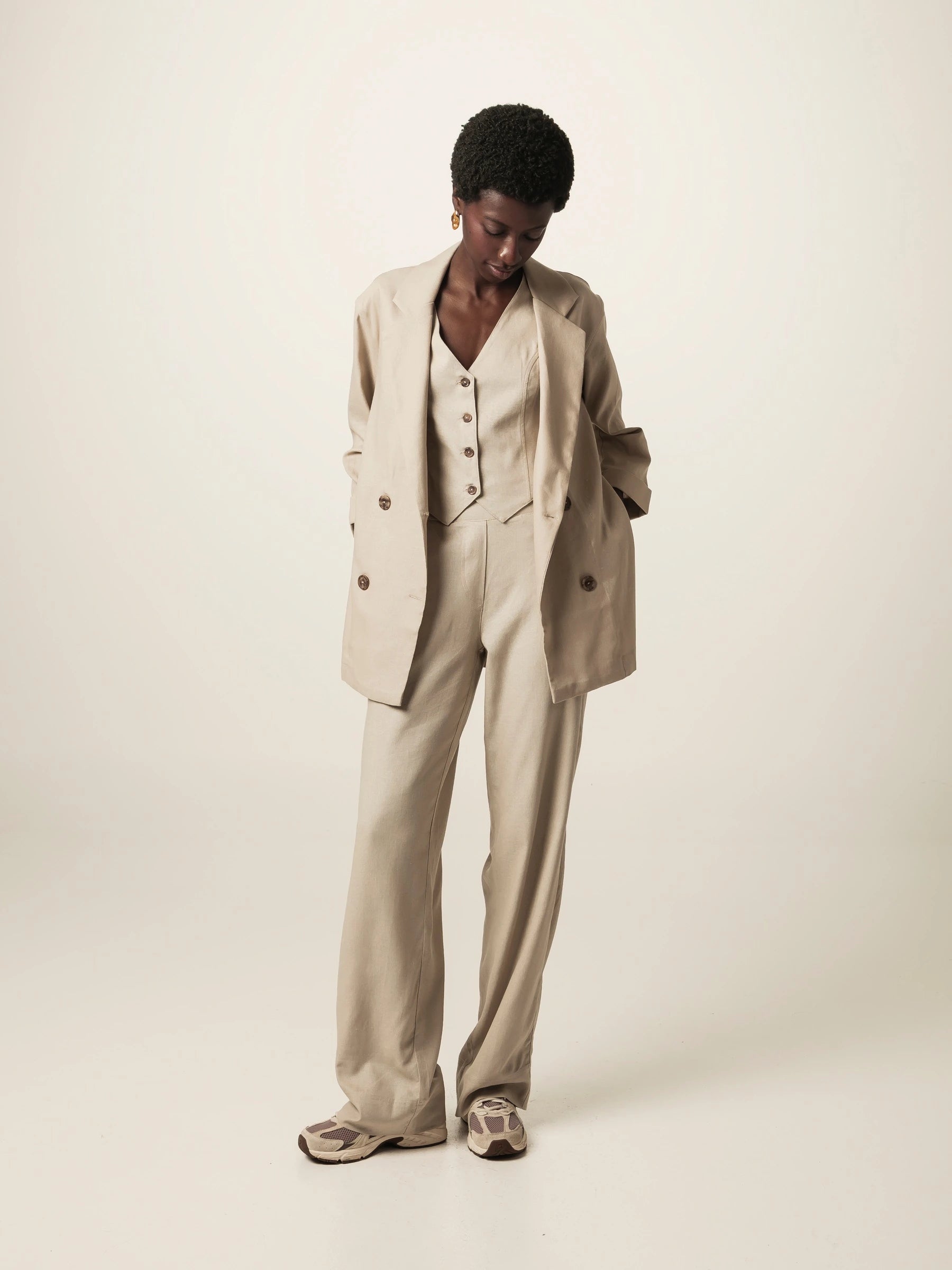 Colete Alfaiataria Calêndula de Linho e Viscose FSC™ Bege Claro. Compre online moda sustentável e atemporal na Minimadeia, marca slow fashion de roupas femininas. Foto produto JUN26 08