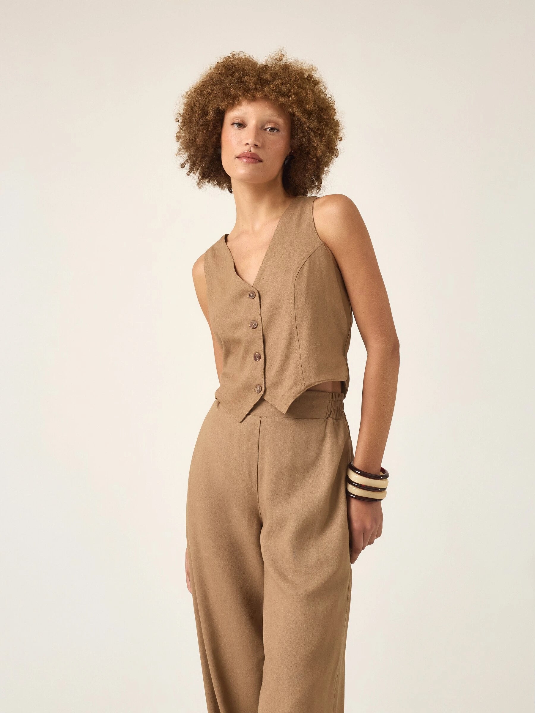 Colete Alfaiataria de Linho e Viscose FSC™ Calêndula Marrom Claro. Compre online moda sustentável e atemporal na Minimadeia, marca slow fashion de roupas femininas. Foto produto ABR25 03