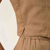Colete Alfaiataria de Linho e Viscose FSC™ Calêndula Marrom Claro. Compre online moda sustentável e atemporal na Minimadeia, marca slow fashion de roupas femininas. Foto produto ABR25 05