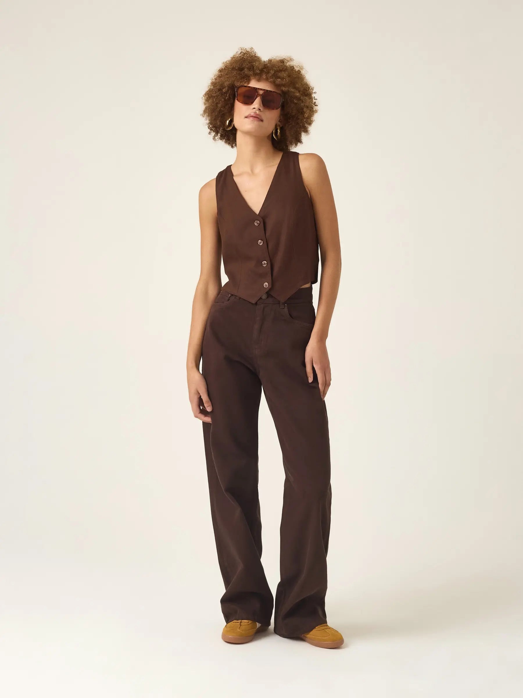 Colete Alfaiataria de Linho e Viscose FSC™ Calêndula Marrom Escuro. Compre online moda sustentável e atemporal na Minimadeia, marca slow fashion de roupas femininas. Foto produto ABR25 01