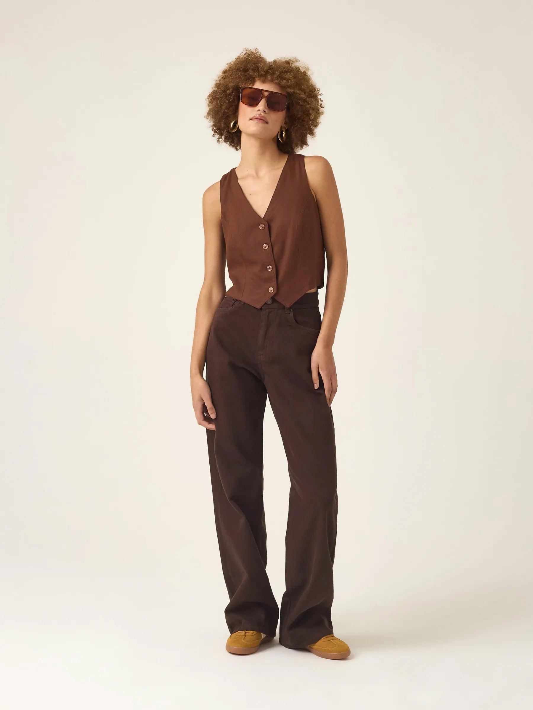 Colete Alfaiataria de Linho e Viscose FSC™ Calêndula Marrom Escuro. Compre online moda sustentável e atemporal na Minimadeia, marca slow fashion de roupas femininas. Foto produto ABR25 01B