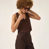 Colete Alfaiataria de Linho e Viscose FSC™ Calêndula Marrom Escuro. Compre online moda sustentável e atemporal na Minimadeia, marca slow fashion de roupas femininas. Foto produto ABR25 02