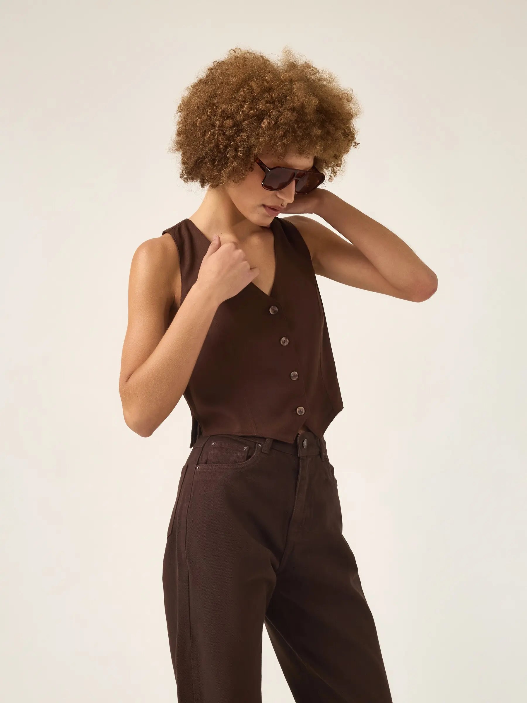 Colete Alfaiataria de Linho e Viscose FSC™ Calêndula Marrom Escuro. Compre online moda sustentável e atemporal na Minimadeia, marca slow fashion de roupas femininas. Foto produto ABR25 02
