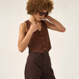 Colete Alfaiataria de Linho e Viscose FSC™ Calêndula Marrom Escuro. Compre online moda sustentável e atemporal na Minimadeia, marca slow fashion de roupas femininas. Foto produto ABR25 02B