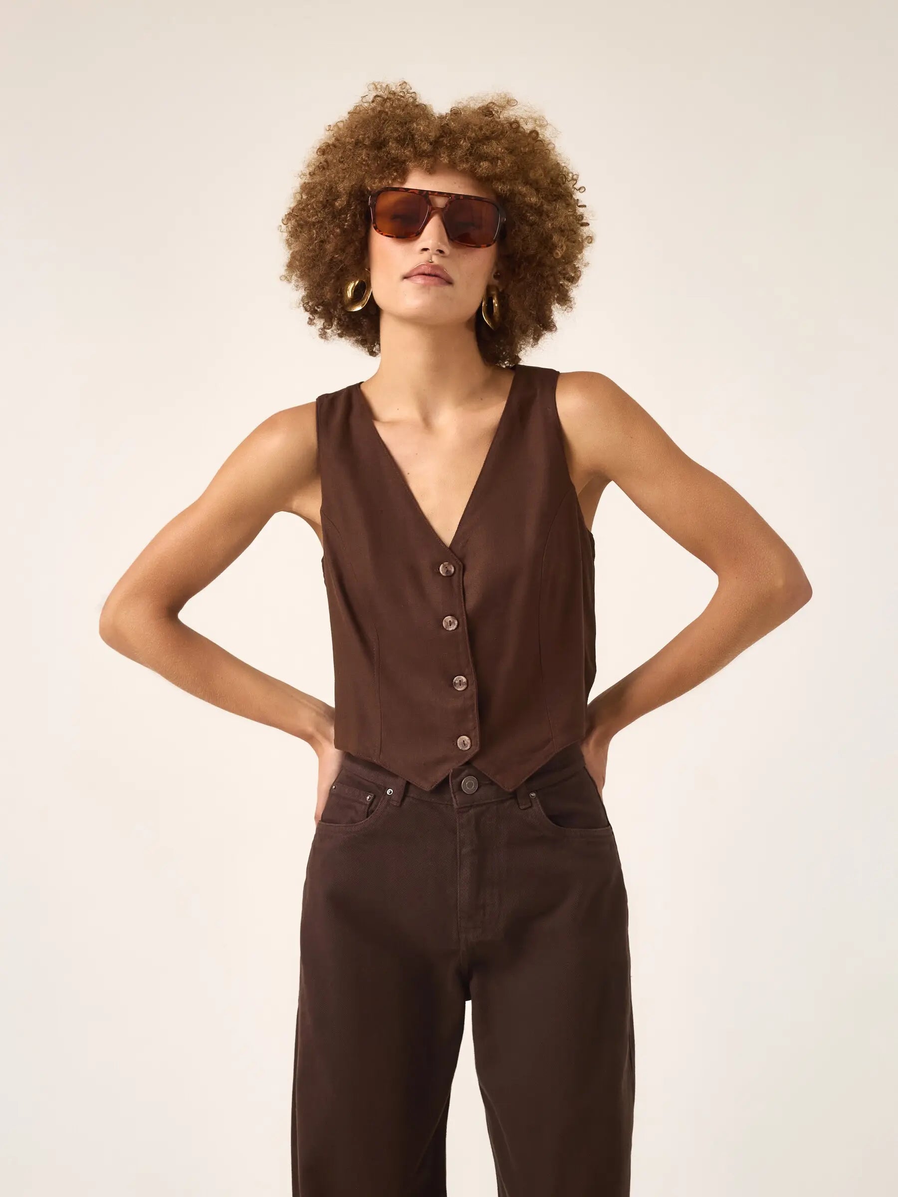 Colete Alfaiataria de Linho e Viscose FSC™ Calêndula Marrom Escuro. Compre online moda sustentável e atemporal na Minimadeia, marca slow fashion de roupas femininas. Foto produto ABR25 03