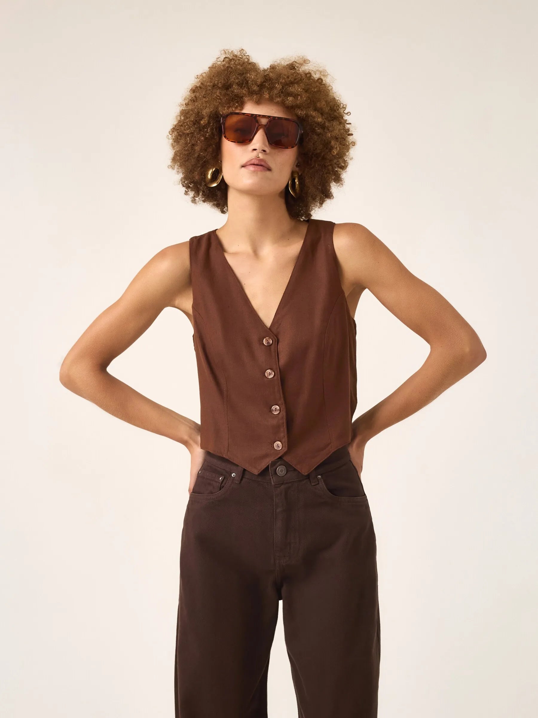 Colete Alfaiataria de Linho e Viscose FSC™ Calêndula Marrom Escuro. Compre online moda sustentável e atemporal na Minimadeia, marca slow fashion de roupas femininas. Foto produto ABR25 03B