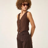 Colete Alfaiataria de Linho e Viscose FSC™ Calêndula Marrom Escuro. Compre online moda sustentável e atemporal na Minimadeia, marca slow fashion de roupas femininas. Foto produto ABR25 04
