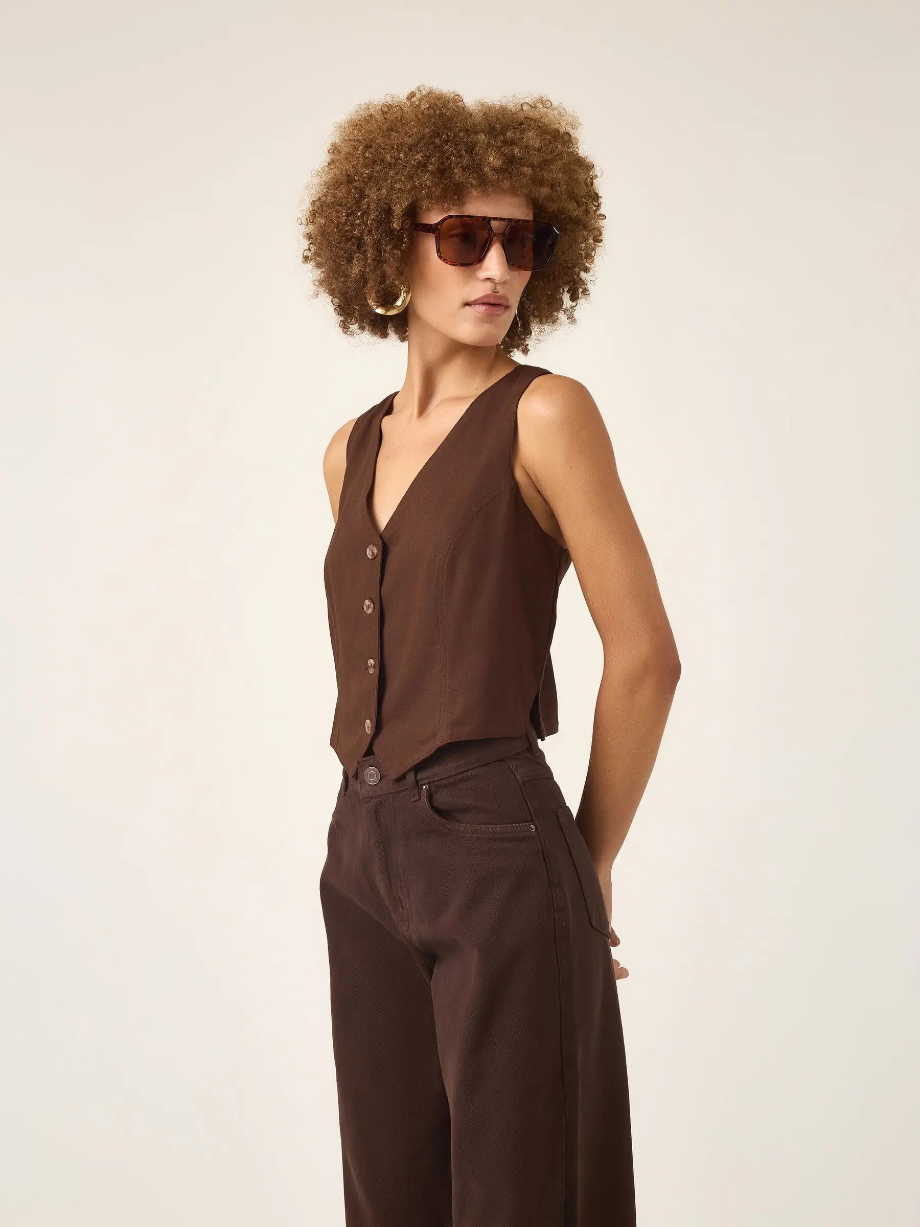 Colete Alfaiataria de Linho e Viscose FSC™ Calêndula Marrom Escuro. Compre online moda sustentável e atemporal na Minimadeia, marca slow fashion de roupas femininas. Foto produto ABR25 04