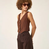 Colete Alfaiataria de Linho e Viscose FSC™ Calêndula Marrom Escuro. Compre online moda sustentável e atemporal na Minimadeia, marca slow fashion de roupas femininas. Foto produto ABR25 04B