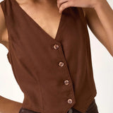Colete Alfaiataria de Linho e Viscose FSC™ Calêndula Marrom Escuro. Compre online moda sustentável e atemporal na Minimadeia, marca slow fashion de roupas femininas. Foto produto ABR25 05B