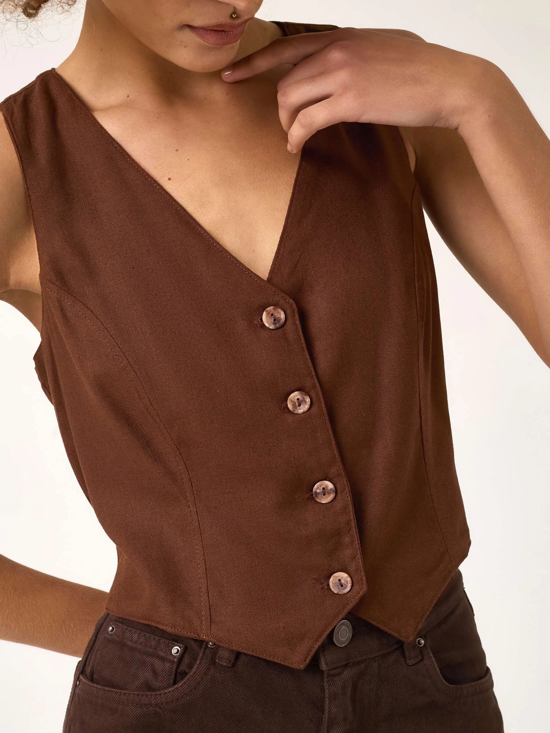Colete Alfaiataria de Linho e Viscose FSC™ Calêndula Marrom Escuro. Compre online moda sustentável e atemporal na Minimadeia, marca slow fashion de roupas femininas. Foto produto ABR25 05B