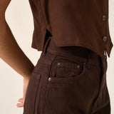 Colete Alfaiataria de Linho e Viscose FSC™ Calêndula Marrom Escuro. Compre online moda sustentável e atemporal na Minimadeia, marca slow fashion de roupas femininas. Foto produto ABR25 06