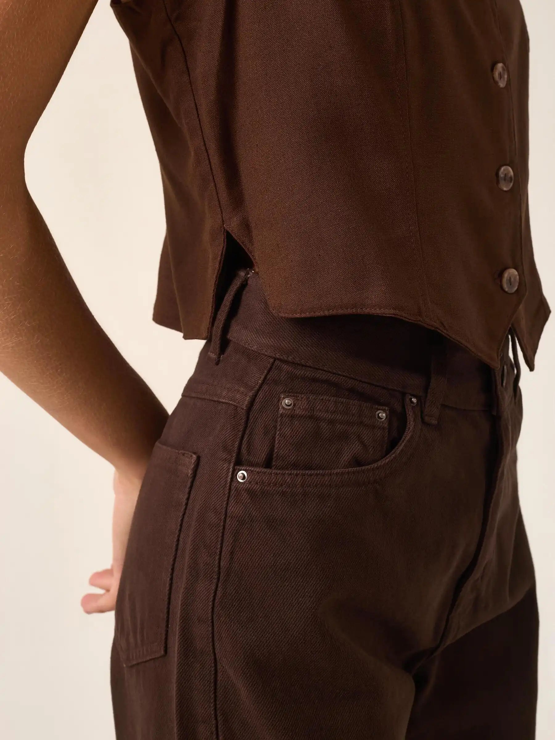Colete Alfaiataria de Linho e Viscose FSC™ Calêndula Marrom Escuro. Compre online moda sustentável e atemporal na Minimadeia, marca slow fashion de roupas femininas. Foto produto ABR25 06