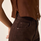 Colete Alfaiataria de Linho e Viscose FSC™ Calêndula Marrom Escuro. Compre online moda sustentável e atemporal na Minimadeia, marca slow fashion de roupas femininas. Foto produto ABR25 06B