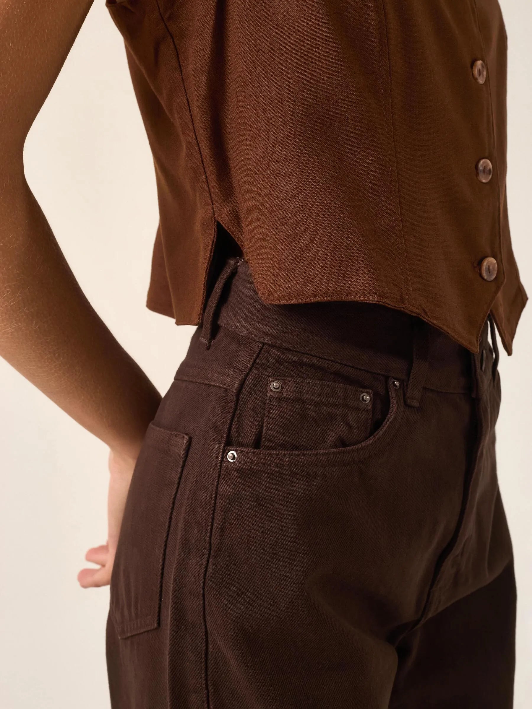 Colete Alfaiataria de Linho e Viscose FSC™ Calêndula Marrom Escuro. Compre online moda sustentável e atemporal na Minimadeia, marca slow fashion de roupas femininas. Foto produto ABR25 06B