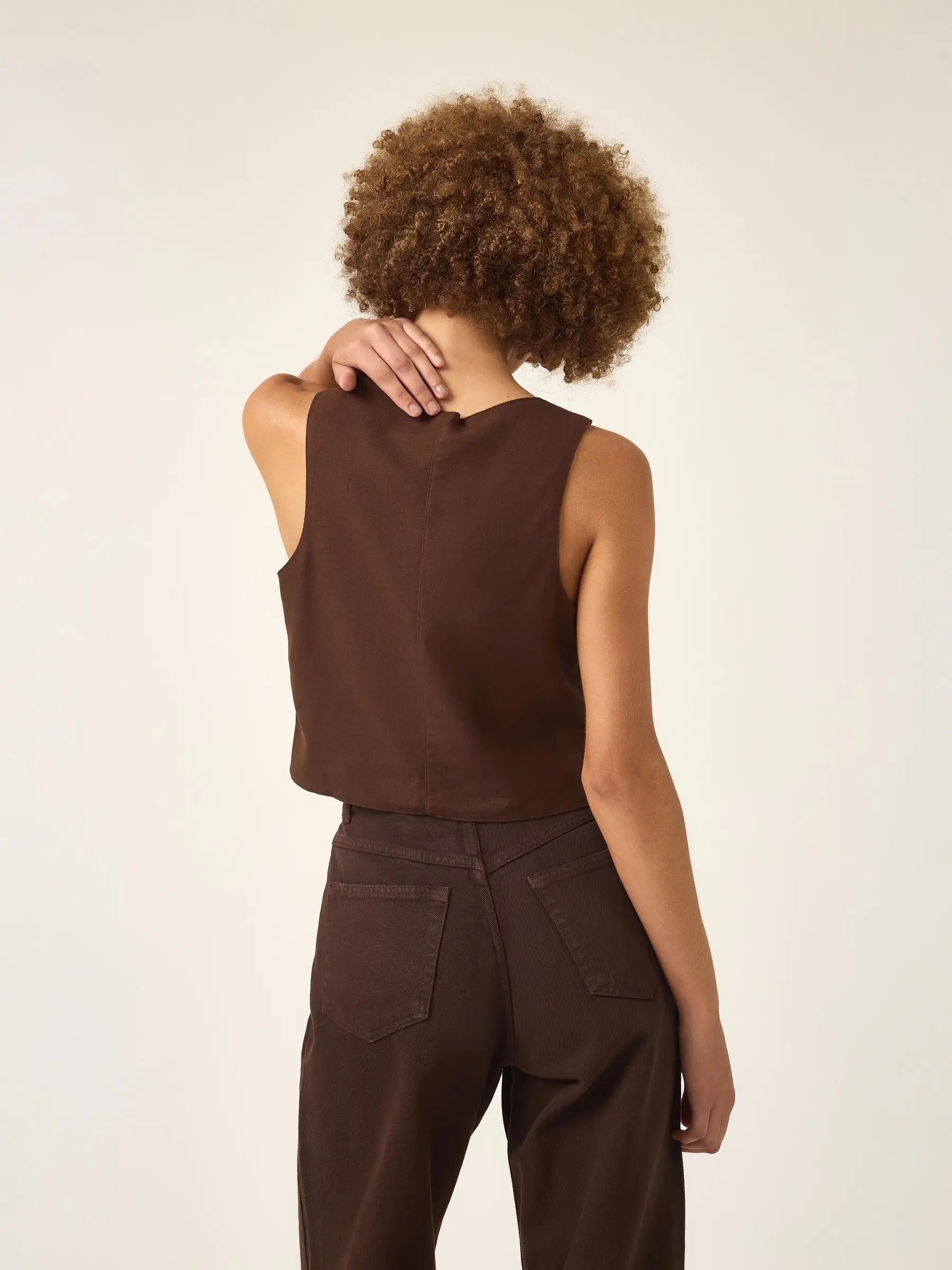 Colete Alfaiataria de Linho e Viscose FSC™ Calêndula Marrom Escuro. Compre online moda sustentável e atemporal na Minimadeia, marca slow fashion de roupas femininas. Foto produto ABR25 07