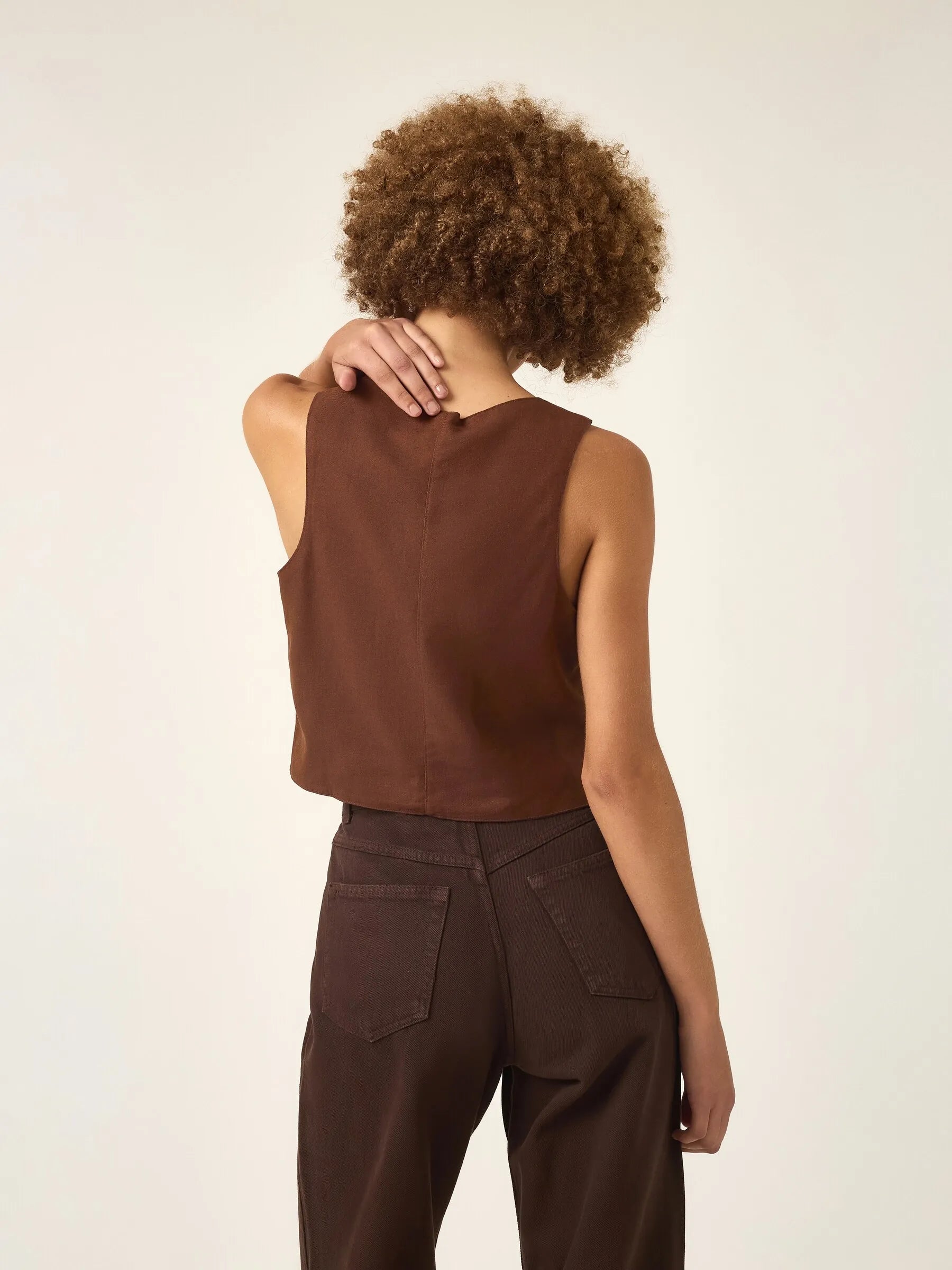 Colete Alfaiataria de Linho e Viscose FSC™ Calêndula Marrom Escuro. Compre online moda sustentável e atemporal na Minimadeia, marca slow fashion de roupas femininas. Foto produto ABR25 07B