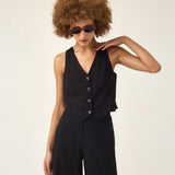 Colete Alfaiataria de Linho e Viscose FSC™ Calêndula Preto. Compre online moda sustentável e atemporal na Minimadeia, marca slow fashion de roupas femininas. Foto produto ABR25 02