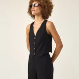 Colete Alfaiataria de Linho e Viscose FSC™ Calêndula Preto. Compre online moda sustentável e atemporal na Minimadeia, marca slow fashion de roupas femininas. Foto produto ABR25 05