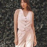 Colete Alfaiataria Calêndula de Linho e Viscose FSC™ Rosa Claro. Compre online moda sustentável e atemporal na Minimadeia, marca slow fashion de roupas femininas. Foto produto AGO25 04
