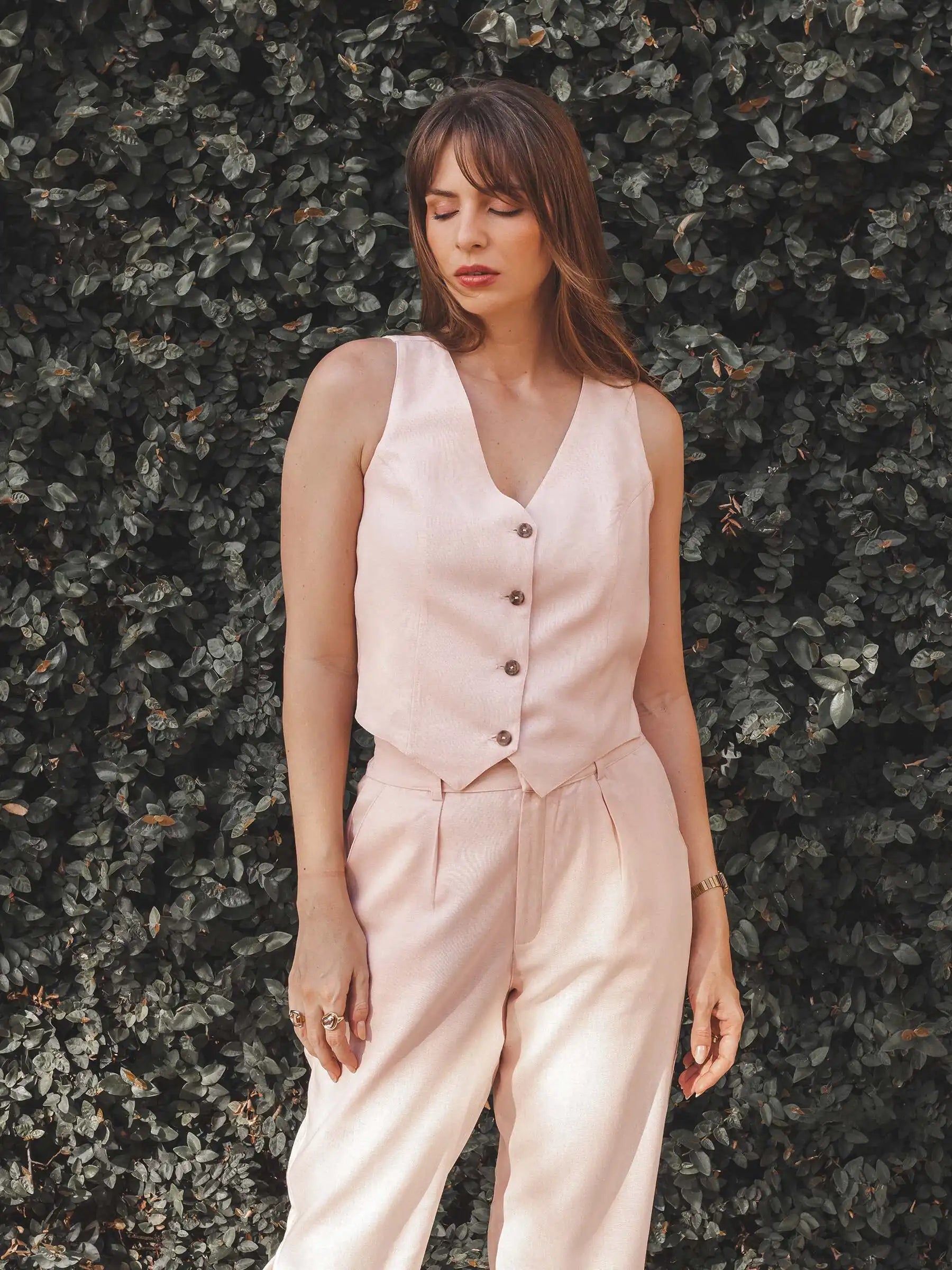 Colete Alfaiataria Calêndula de Linho e Viscose FSC™ Rosa Claro. Compre online moda sustentável e atemporal na Minimadeia, marca slow fashion de roupas femininas. Foto produto AGO25 04