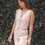 Colete Alfaiataria Calêndula de Linho e Viscose FSC™ Rosa Claro. Compre online moda sustentável e atemporal na Minimadeia, marca slow fashion de roupas femininas. Foto produto AGO25 05