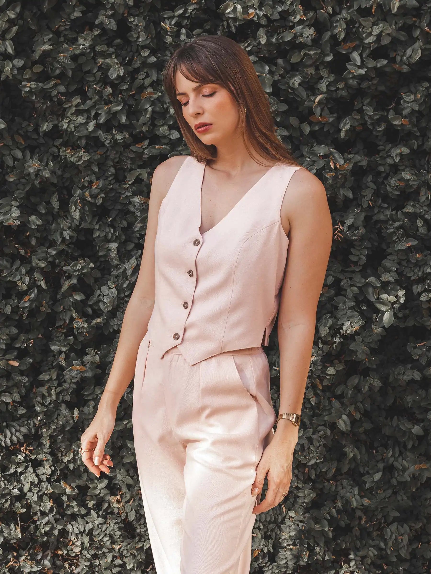 Colete Alfaiataria Calêndula de Linho e Viscose FSC™ Rosa Claro. Compre online moda sustentável e atemporal na Minimadeia, marca slow fashion de roupas femininas. Foto produto AGO25 05