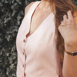 Colete Alfaiataria Calêndula de Linho e Viscose FSC™ Rosa Claro. Compre online moda sustentável e atemporal na Minimadeia, marca slow fashion de roupas femininas. Foto produto AGO25 10