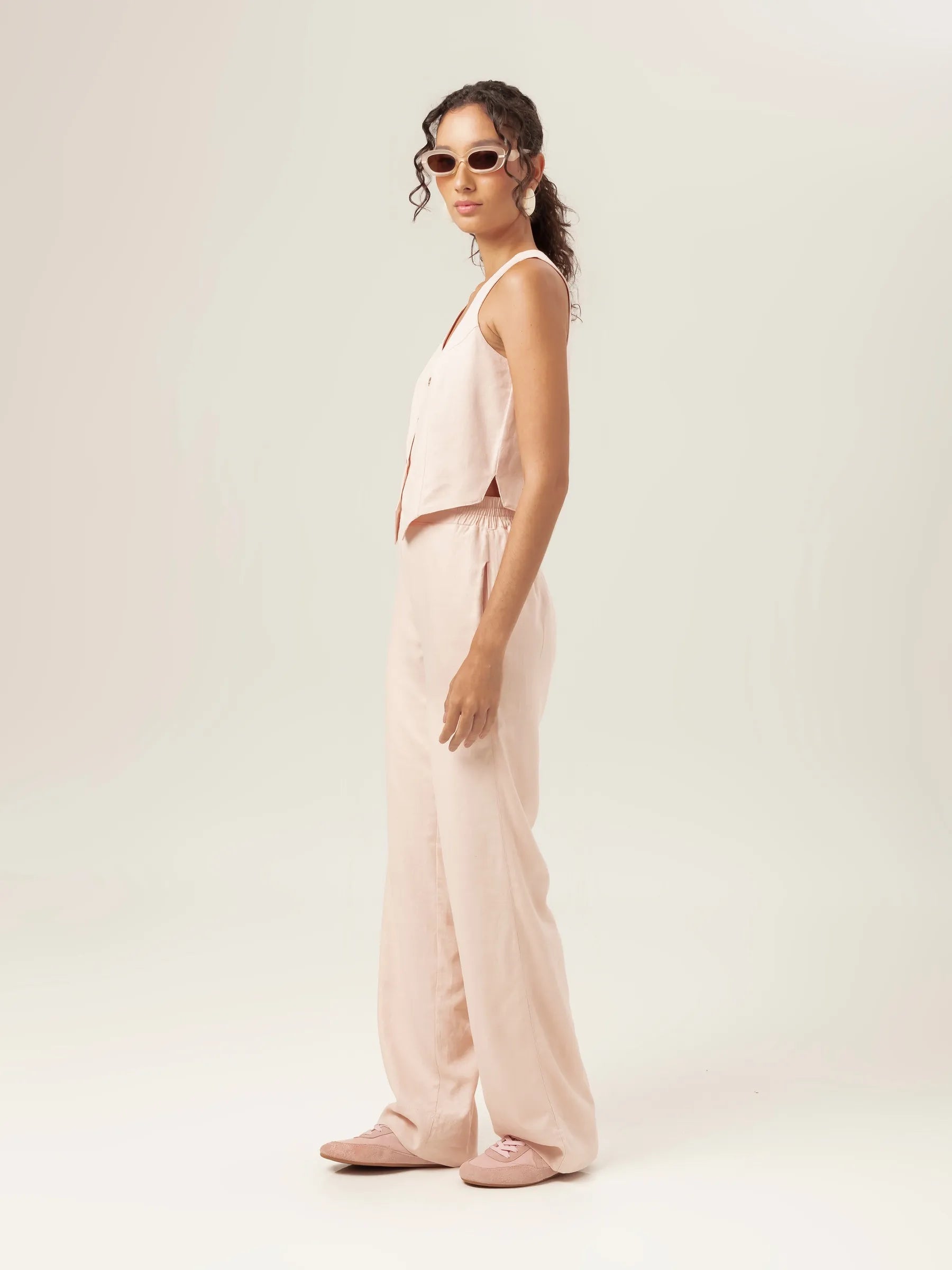 Colete Alfaiataria Calêndula de Linho e Viscose FSC™ Rosa Claro. Compre online moda sustentável e atemporal na Minimadeia, marca slow fashion de roupas femininas. Foto produto MAR26 03