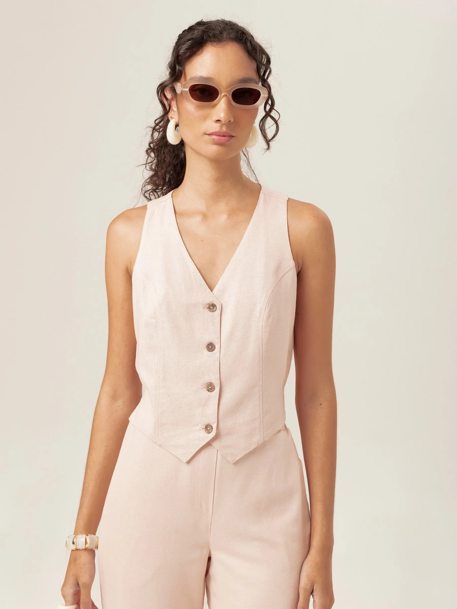 Colete Alfaiataria Calêndula de Linho e Viscose FSC™ Rosa Claro. Compre online moda sustentável e atemporal na Minimadeia, marca slow fashion de roupas femininas. Foto produto MAR26 05