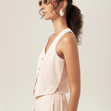 Colete Alfaiataria Calêndula de Linho e Viscose FSC™ Rosa Claro. Compre online moda sustentável e atemporal na Minimadeia, marca slow fashion de roupas femininas. Foto produto MAR26 06