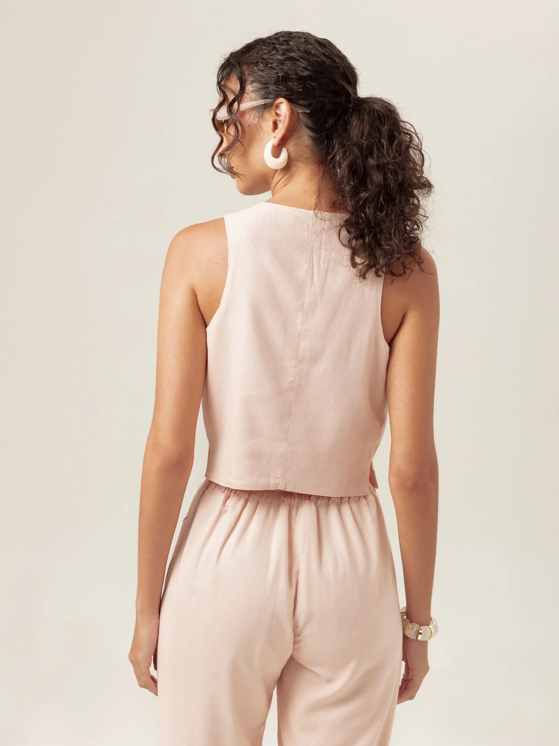 Colete Alfaiataria Calêndula de Linho e Viscose FSC™ Rosa Claro. Compre online moda sustentável e atemporal na Minimadeia, marca slow fashion de roupas femininas. Foto produto MAR26 07