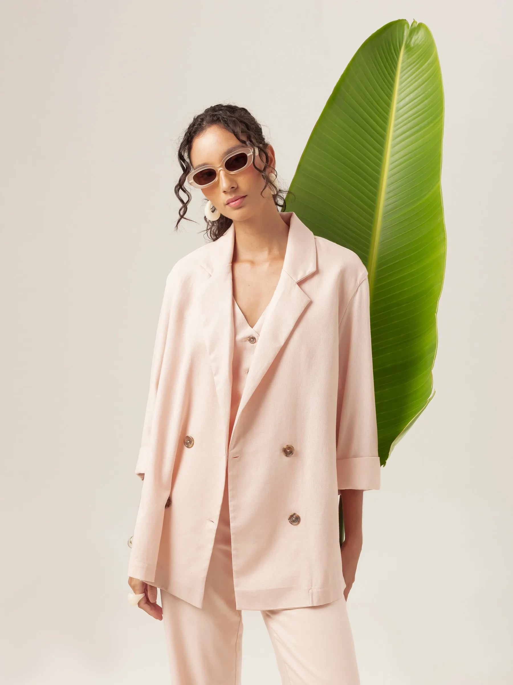 Colete Alfaiataria Calêndula de Linho e Viscose FSC™ Rosa Claro. Compre online moda sustentável e atemporal na Minimadeia, marca slow fashion de roupas femininas. Foto produto MAR26 14