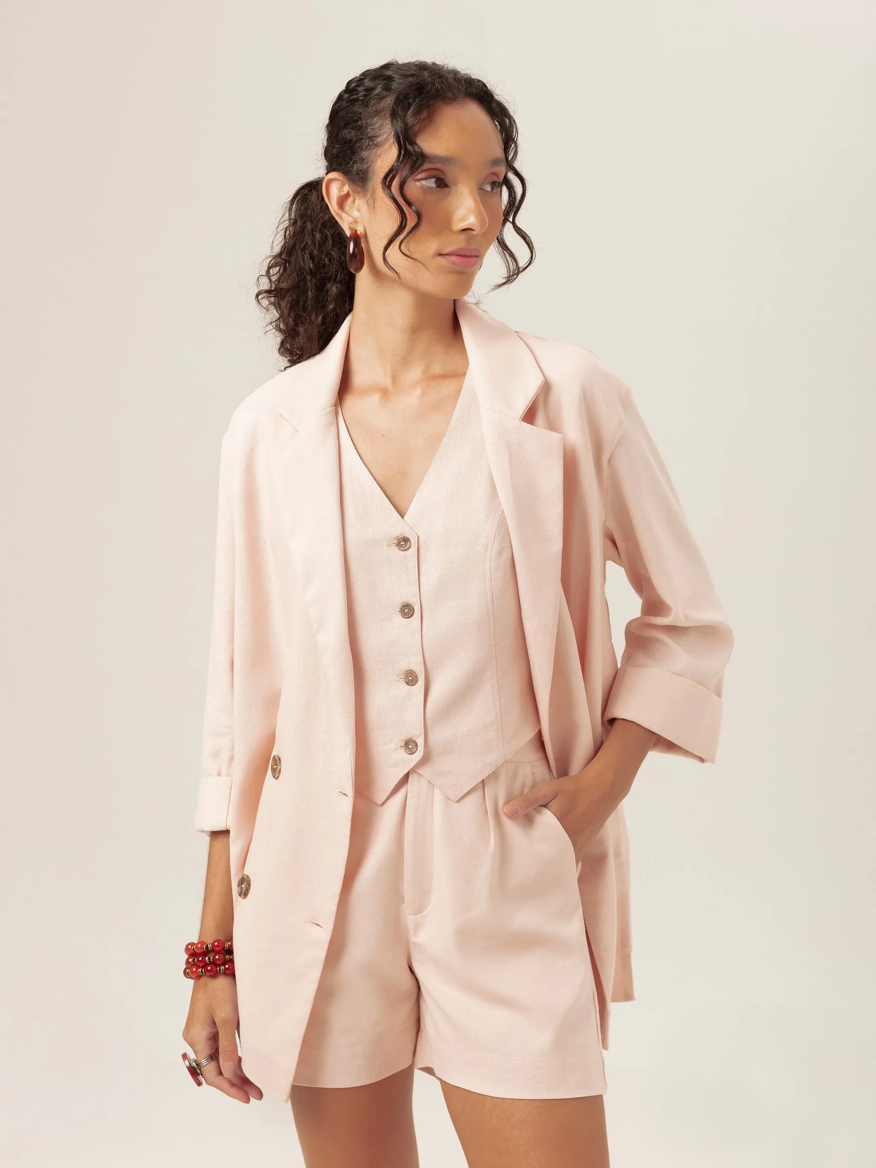 Colete Alfaiataria Calêndula de Linho e Viscose FSC™ Rosa Claro. Compre online moda sustentável e atemporal na Minimadeia, marca slow fashion de roupas femininas. Foto produto MAR26 20