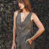 Colete Alfaiataria Calêndula de Linho e Viscose FSC™ Verde Escuro. Compre online moda sustentável e atemporal na Minimadeia, marca slow fashion de roupas femininas. Foto produto JUL25 06