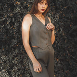 Colete Alfaiataria Calêndula de Linho e Viscose FSC™ Verde Escuro. Compre online moda sustentável e atemporal na Minimadeia, marca slow fashion de roupas femininas. Foto produto JUL25 10